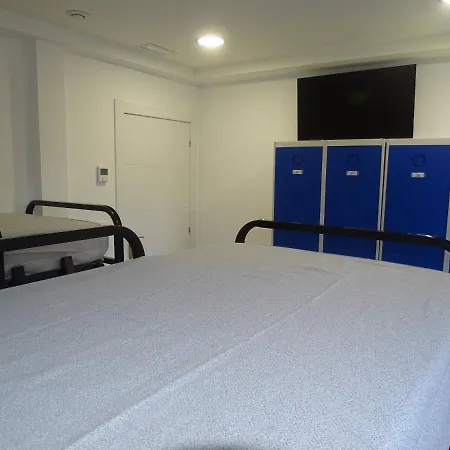 Roma Hostal *